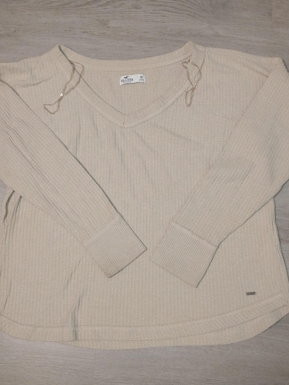 Hollister Cream Ribbed V-Neck Long Sleeve Sweater Top. Size Medium